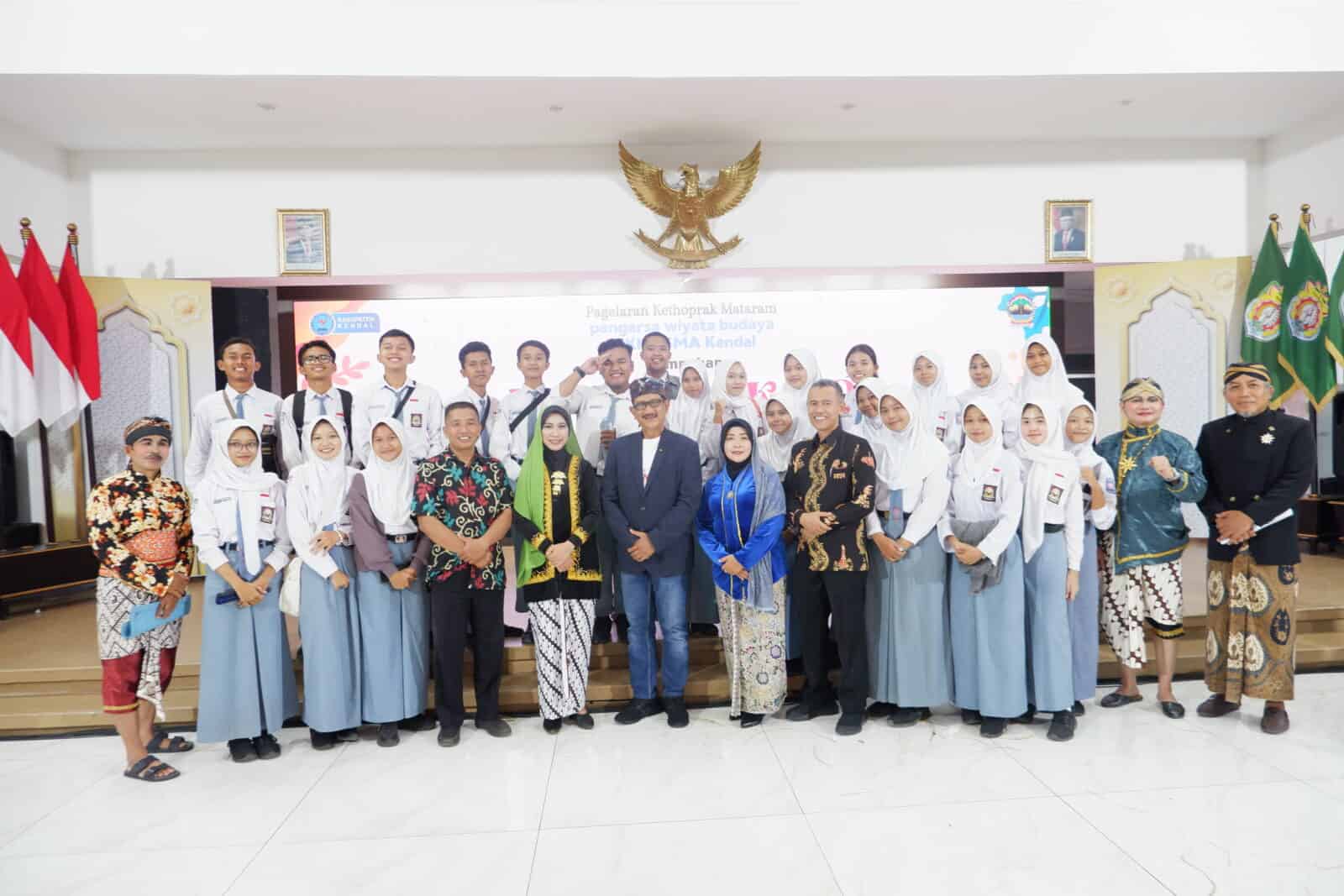 Deklarasi Sekolah Bersinar oleh 34 Kepala Seklolah SMA Kabupaten Kendal dan Pagelaran Seni Budaya Ketoprak P4GN Deklarasi Sekolah Bersinar oleh 34 Kepala Seklolah SMA Kabupaten Kendal dan Pagelaran Seni Budaya Ketoprak P4GN