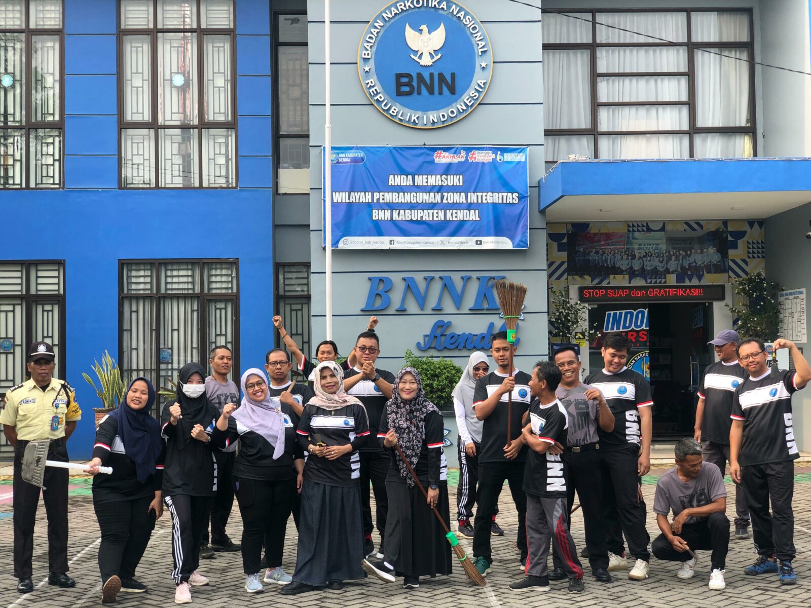 BNN Kabupaten Kendal laksanakan CURLINTOR (Curve Lingkungan Kantor) BNN Kabupaten Kendal laksanakan CURLINTOR (Curve Lingkungan Kantor)