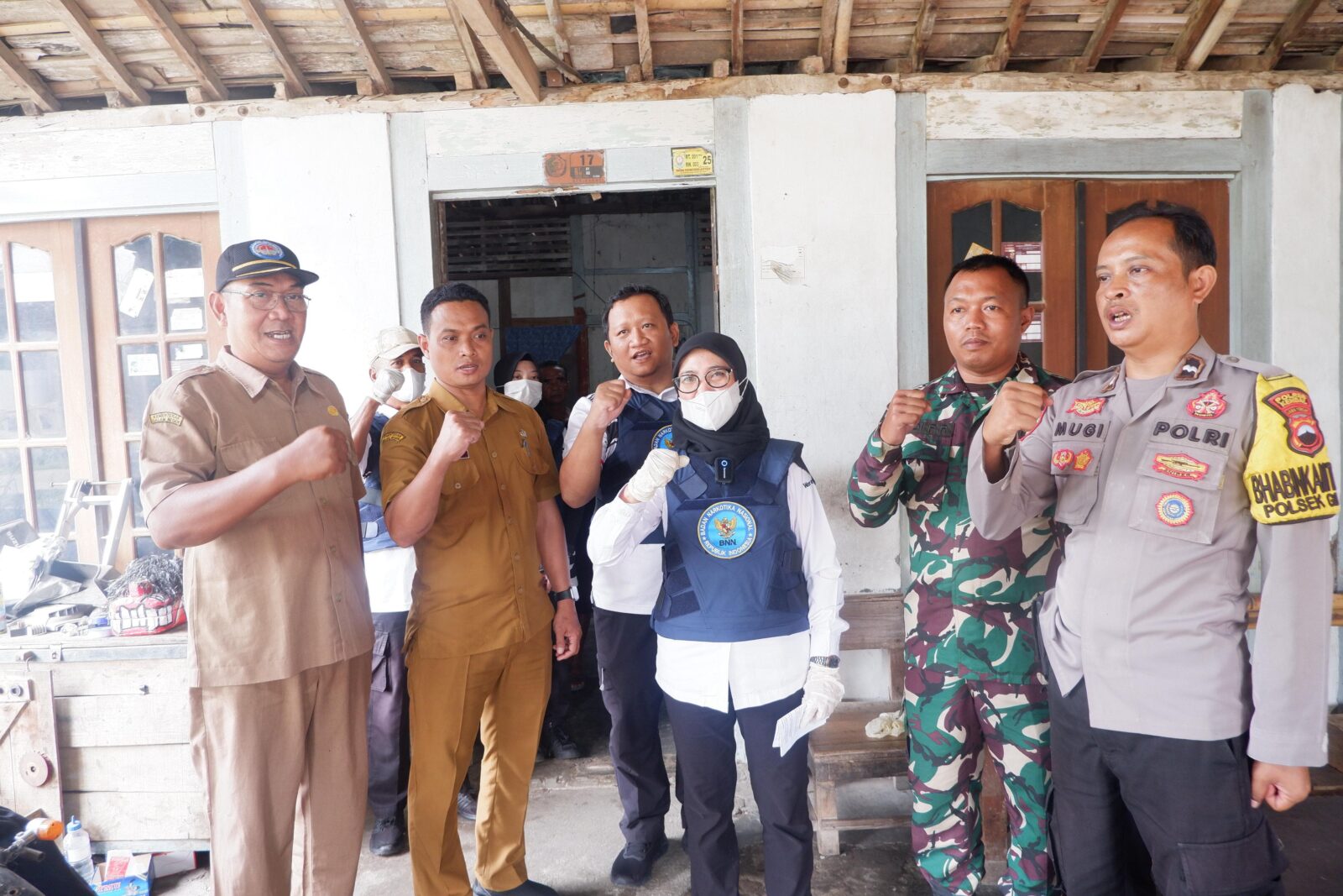 BNNK KENDAL LAKUKAN LIVE GELEDAH RUMAH TERSANGKA SERENTAK DI INDONESIA TKP GEMUH BNNK KENDAL LAKUKAN LIVE GELEDAH RUMAH TERSANGKA SERENTAK DI INDONESIA TKP GEMUH