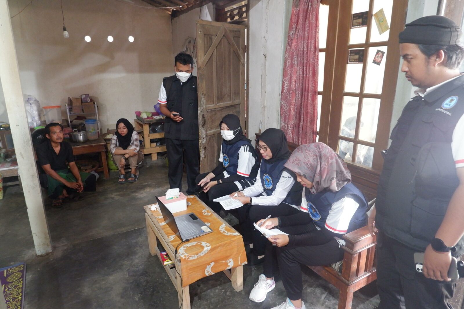 BNNK KENDAL LAKUKAN LIVE GELEDAH RUMAH TERSANGKA SERENTAK DI INDONESIA TKP GEMUH BNNK KENDAL LAKUKAN LIVE GELEDAH RUMAH TERSANGKA SERENTAK DI INDONESIA TKP GEMUH