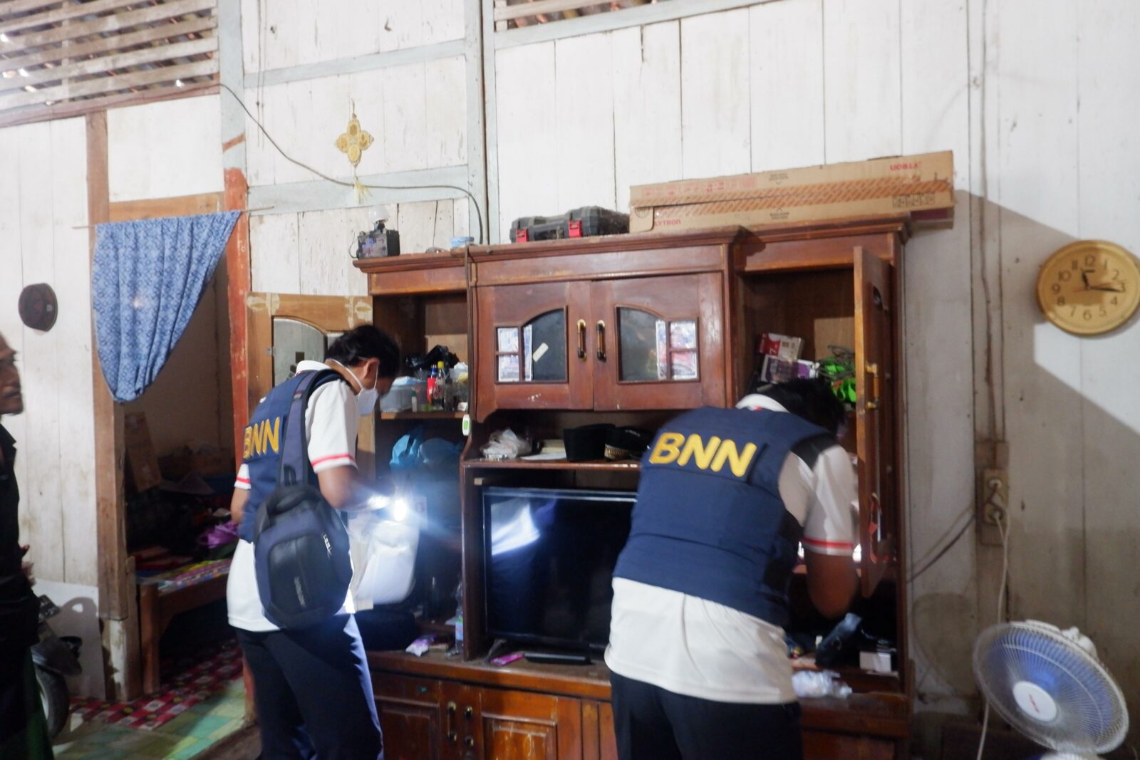 BNNK KENDAL LAKUKAN LIVE GELEDAH RUMAH TERSANGKA SERENTAK DI INDONESIA TKP GEMUH BNNK KENDAL LAKUKAN LIVE GELEDAH RUMAH TERSANGKA SERENTAK DI INDONESIA TKP GEMUH