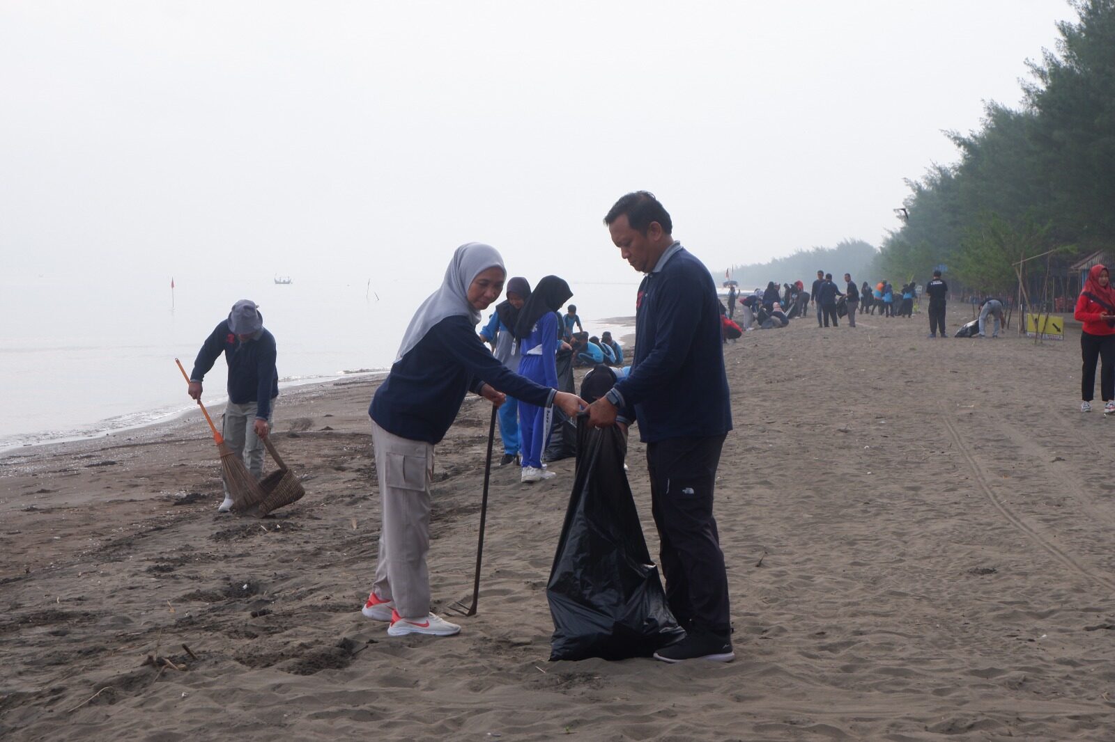BNN Kendal Lakukan Resik - Resik Pantai Bersama Pelajar di Pantai Indah Kemangi BNN Kendal Lakukan Resik – Resik Pantai Indah Kemangi Bersama Pelajar
