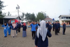 BNN Kendal Lakukan Resik – Resik Pantai Bersama Pelajar di P BNN Kendal Lakukan Resik – Resik Pantai Bersama Pelajar di P